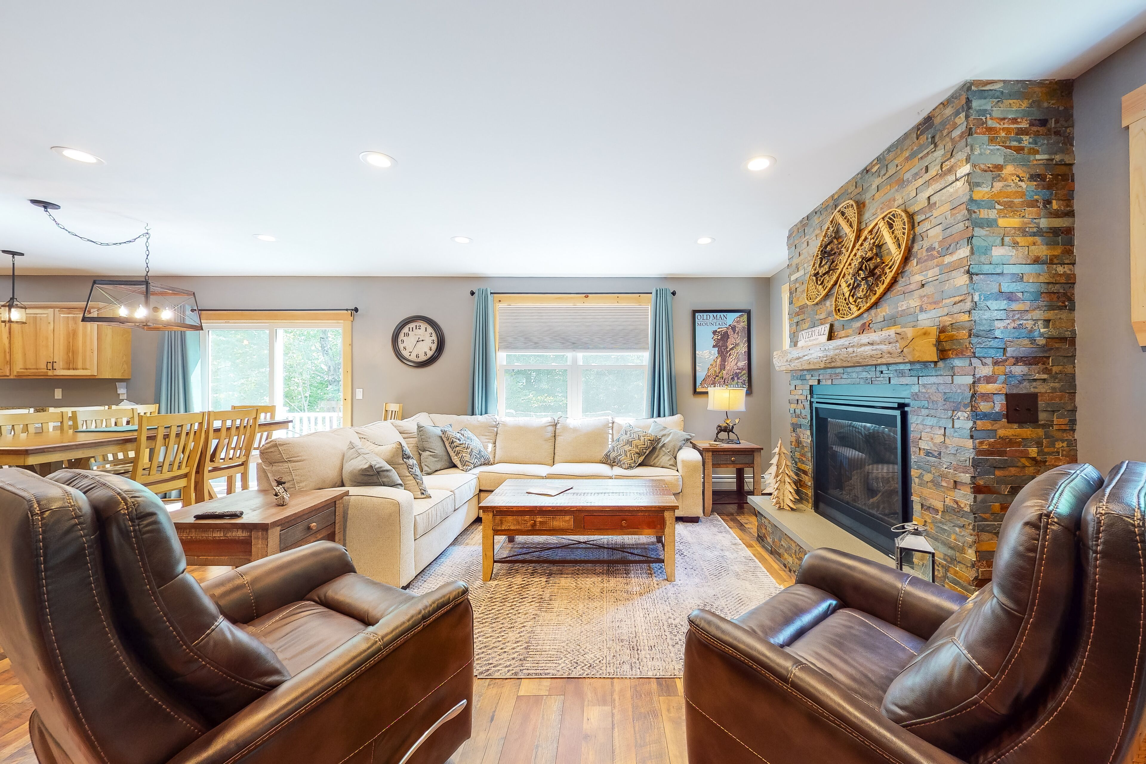 Chic home with game room, fireplace & mountain view - near Story Land & skiing