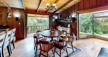 Rustic Cabin W/ High-Speed WiFi, Full Kitchen, Great Views, Large Deck & More