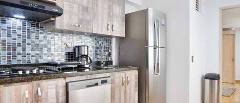 Frigorífico, microondas, placa de cocina y lavavajillas