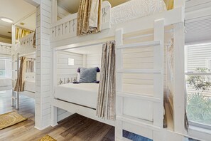 4 makuuhuonetta, silitysrauta/-lauta, internet, vuodevaatteet