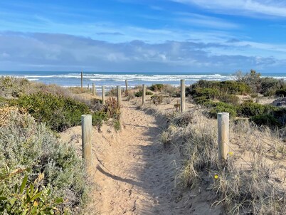 Goolwa Beachfront: Pet Friendly, Fireplace, WiFi, Sand Dunes, The best location in Goolwa Beach