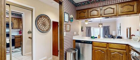 Een koelkast, een microgolfoven, een oven, een kookplaat