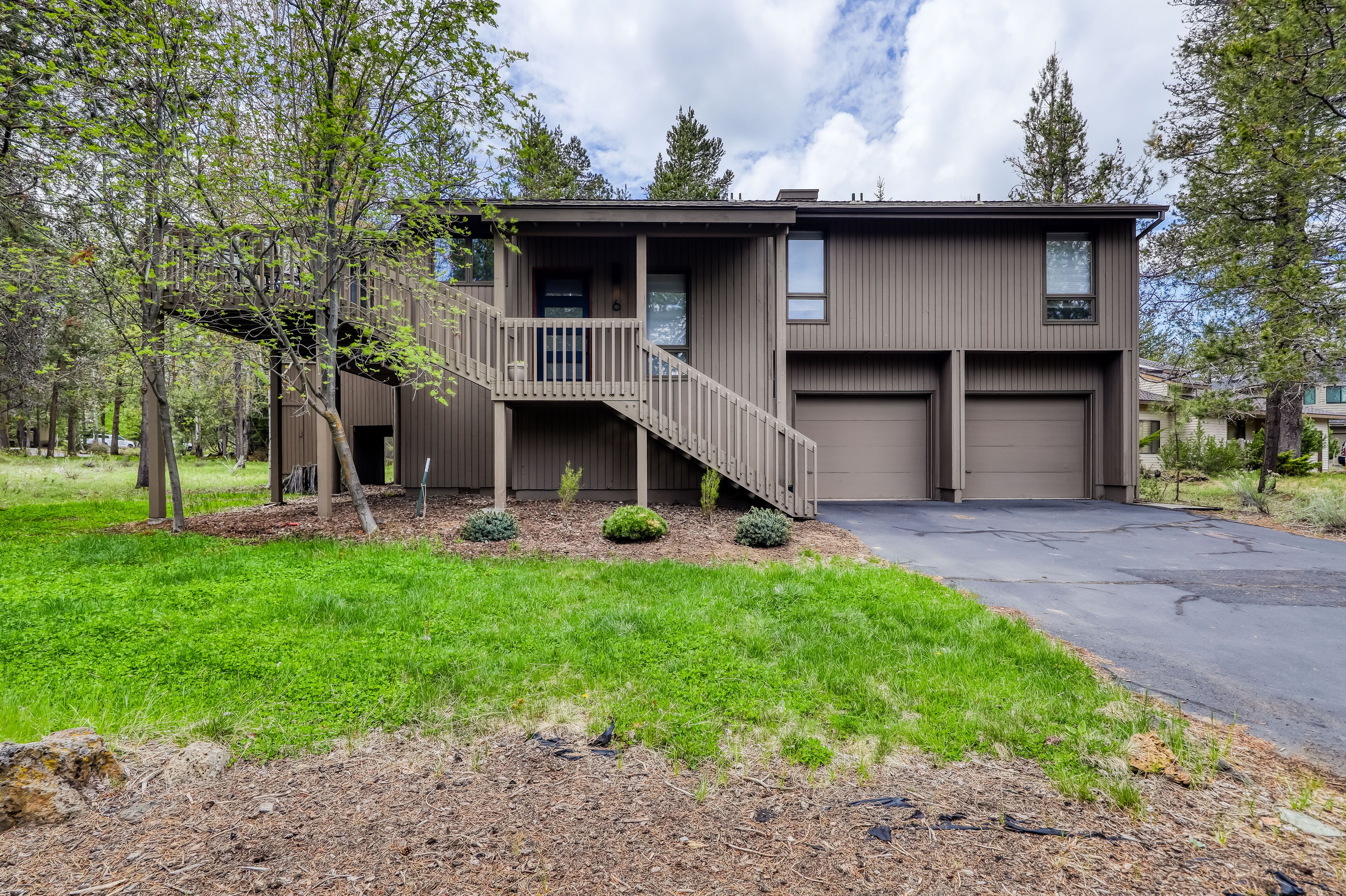 Sunny sanctuary with pool, hot tub, sauna, grill, deck, fireplace, & W/D