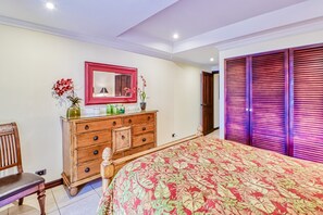 2 bedrooms, desk, Internet, bed sheets - Fantastic Condo W/ Full Kitchen, WiFi, Private Balcony & Central Location (Escazu)