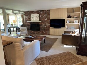 Smart TV, chimenea y oficina 