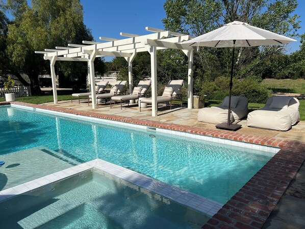 Alberca al aire libre y alberca climatizada