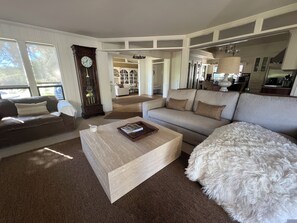 Smart TV, chimenea y oficina 