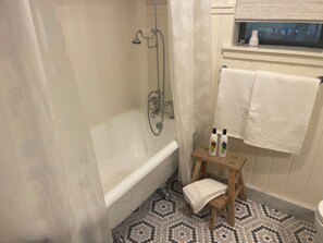 Baignoire, sèche-cheveux, serviettes fournies, savon