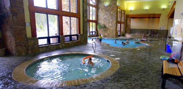 Alberca techada y alberca al aire libre