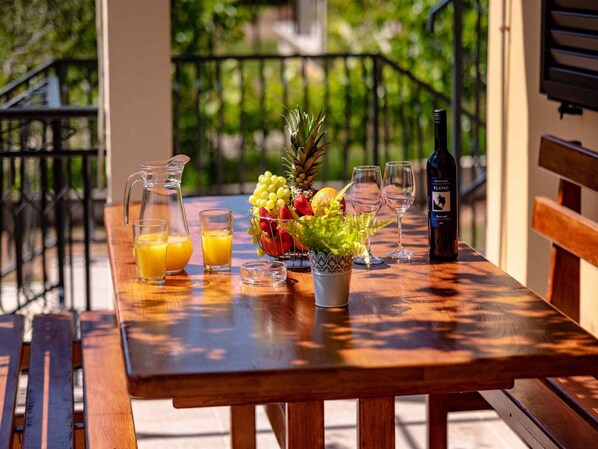Outdoor dining - Holiday apartment mit Klimaanlage und Terrasse (Seline)