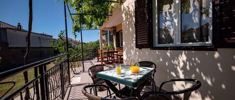 تناول الطعام بالخارج