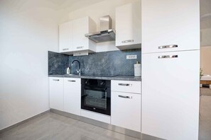 Frigorifero, microonde, piano cottura, macchina per tè/caffè