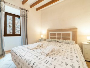 3 habitaciones, tabla de planchar con plancha y cuna de viaje 