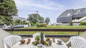 Mesa al aire libre con vista a una zona residencial, con casas y una calle.