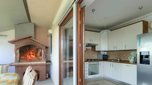 Microwave, oven, dishwasher - Cosy apartment for 6 guests with A/C, hot tub, WIFI, TV, terrace and pets allowed (Premantura)
