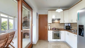 Microwave, oven, dishwasher - Cosy apartment for 6 guests with A/C, hot tub, WIFI, TV, terrace and pets allowed (Premantura)