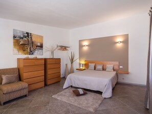4 chambres, fer et planche à repasser, lit de bébé portatif