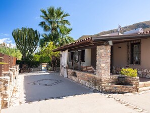 Property grounds - Beautiful private villa for 7 people with WIFI, private pool, A/C, TV and patio (Castellammare Del Golfo)