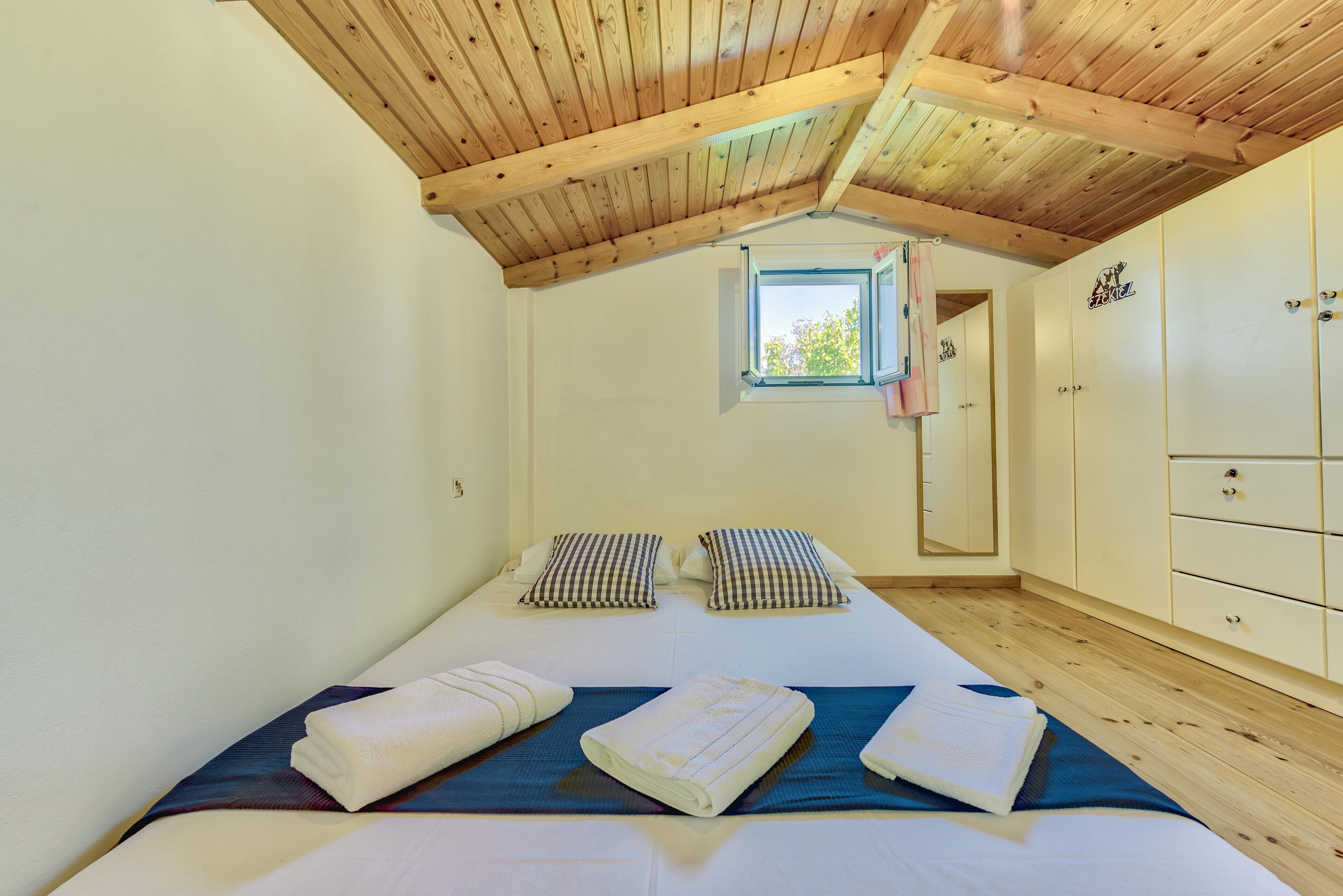 1 chambre, lit parapluie, Wi-Fi gratuit, draps fournis