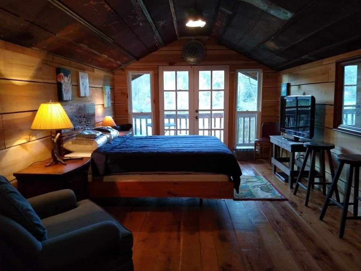 Owls Nest - Glamping Pole Barn Stay - Deep Valley View