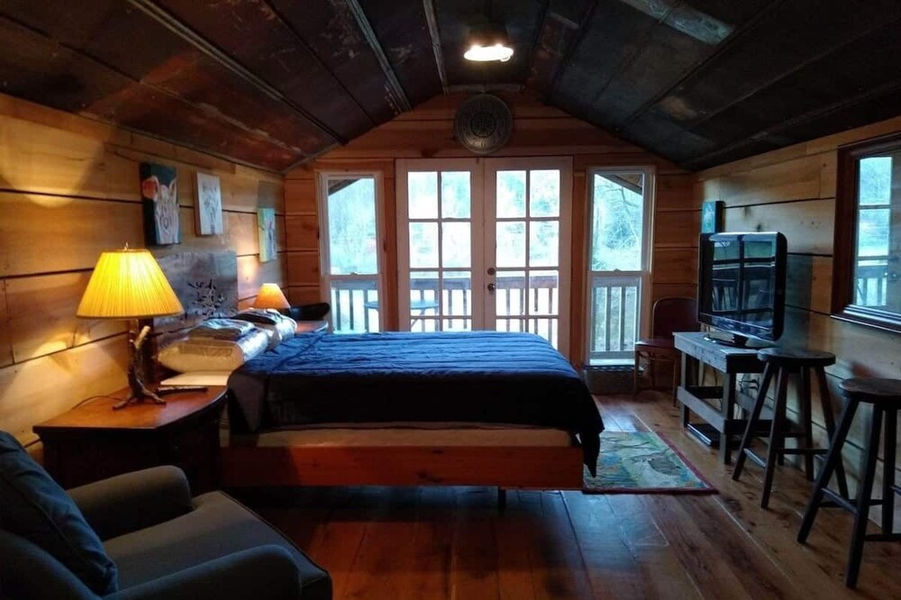 Owls Nest - Glamping Pole Barn Stay - Deep Valley View