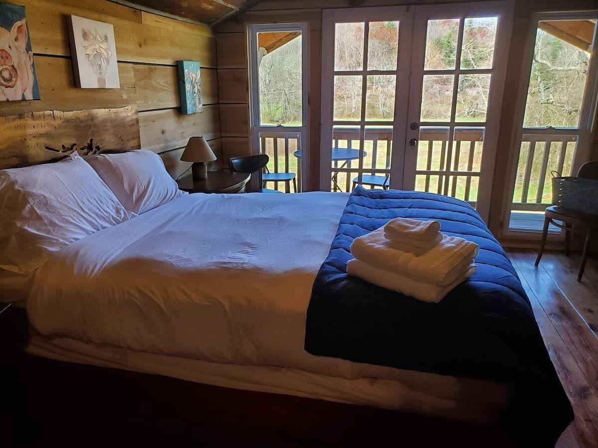 Owls Nest - Glamping Pole Barn Stay - Deep Valley View