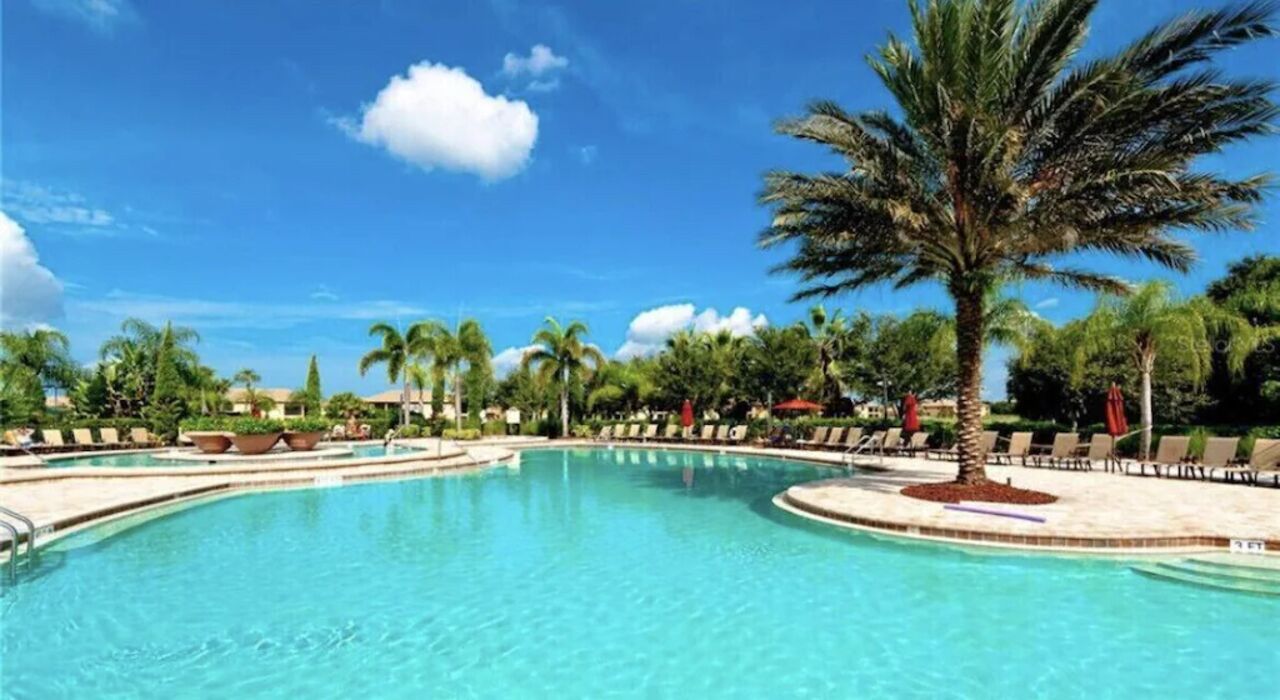 Una piscina al aire libre, una piscina climatizada