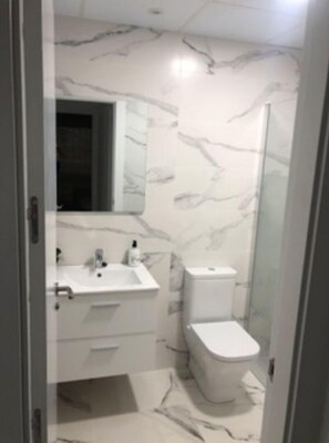 Ducha, toallas, jabón y papel higiénico