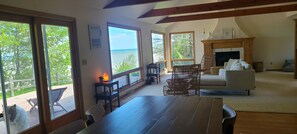 Smart TV, fireplace -  Lake Michigan House (Kewaunee)