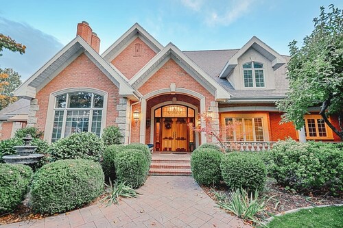 Mansion Sleeps 50+Lux 5flrs&POOL Jacuzzi Sauna 2SportCts. EV View1.7ac Reunions+