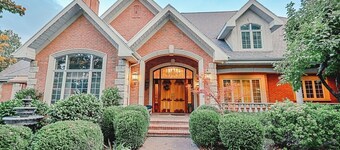 Mansion Sleeps 50+Lux 5flrs&POOL Jacuzzi Sauna 2SportCts. EV View1.7ac Reunions+