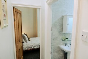Ensemble douche/baignoire, sèche-cheveux, serviettes fournies