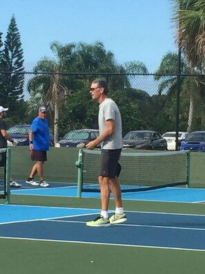 Sport court - TOPO ROOM IS ALL YOU NEED FOR A GREAT STAY.  (Rockledge)