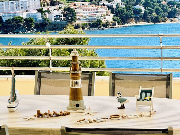 Outdoor dining - HOLIDAYS ON THE ROCKS !! 1st LINE OF SEA, PRIVILEGED AREA, SEA VIEW. (Roses)