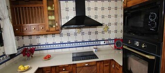 CASA SARSET, ideal para tus vacaciones cerca del mar, wifi gratuito, aire acondicionado (opcional), piscina privada, se admiten mascotas, playa para perros