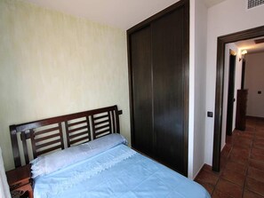 4 bedrooms, iron/ironing board, Internet