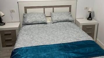 1 slaapkamer, een strijkplank/strijkijzer, wifi, beddengoed