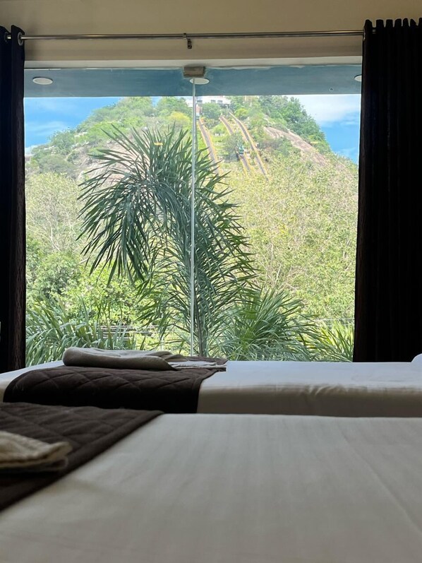 Habitación cuádruple familiar | Escritorio, tabla de planchar con plancha, wifi gratis y ropa de cama 