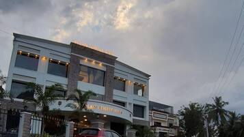 Un edificio de varios pisos con un letrero que dice 'Indian Temple View'.
