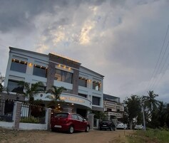 Un edificio de varios pisos con un letrero que dice 'Indian Temple View'.