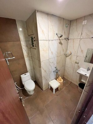 Familjerum för fyra | Badrum | Dusch och gratis toalettartiklar