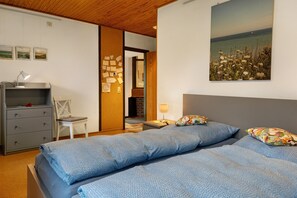 2 habitaciones, escritorio, tabla de planchar con plancha y wifi gratis 