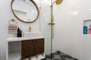 Badekar, hårføner, håndklær og såpe