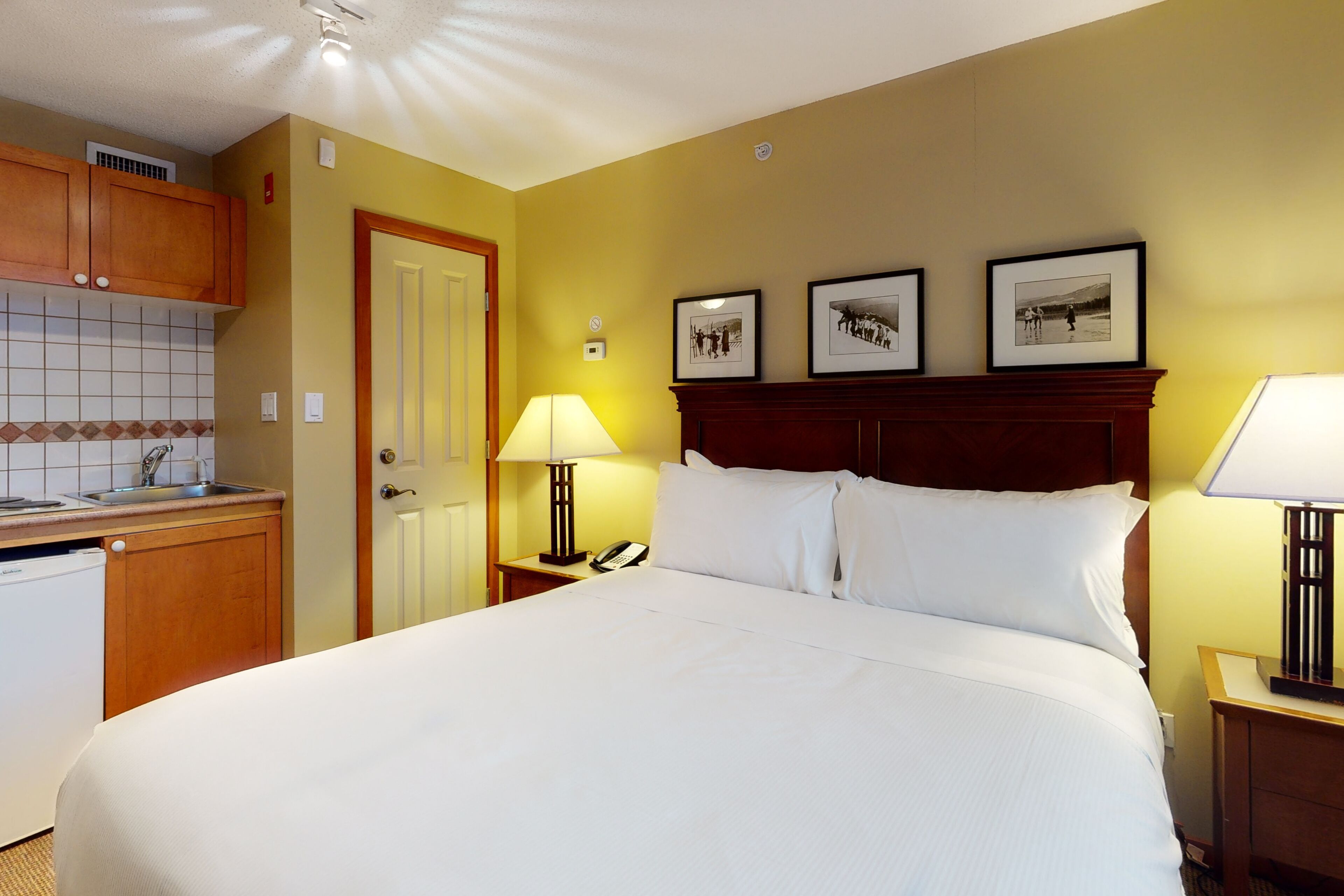 Cozy mountain studio with kitchenette, easy access to slopes & pool