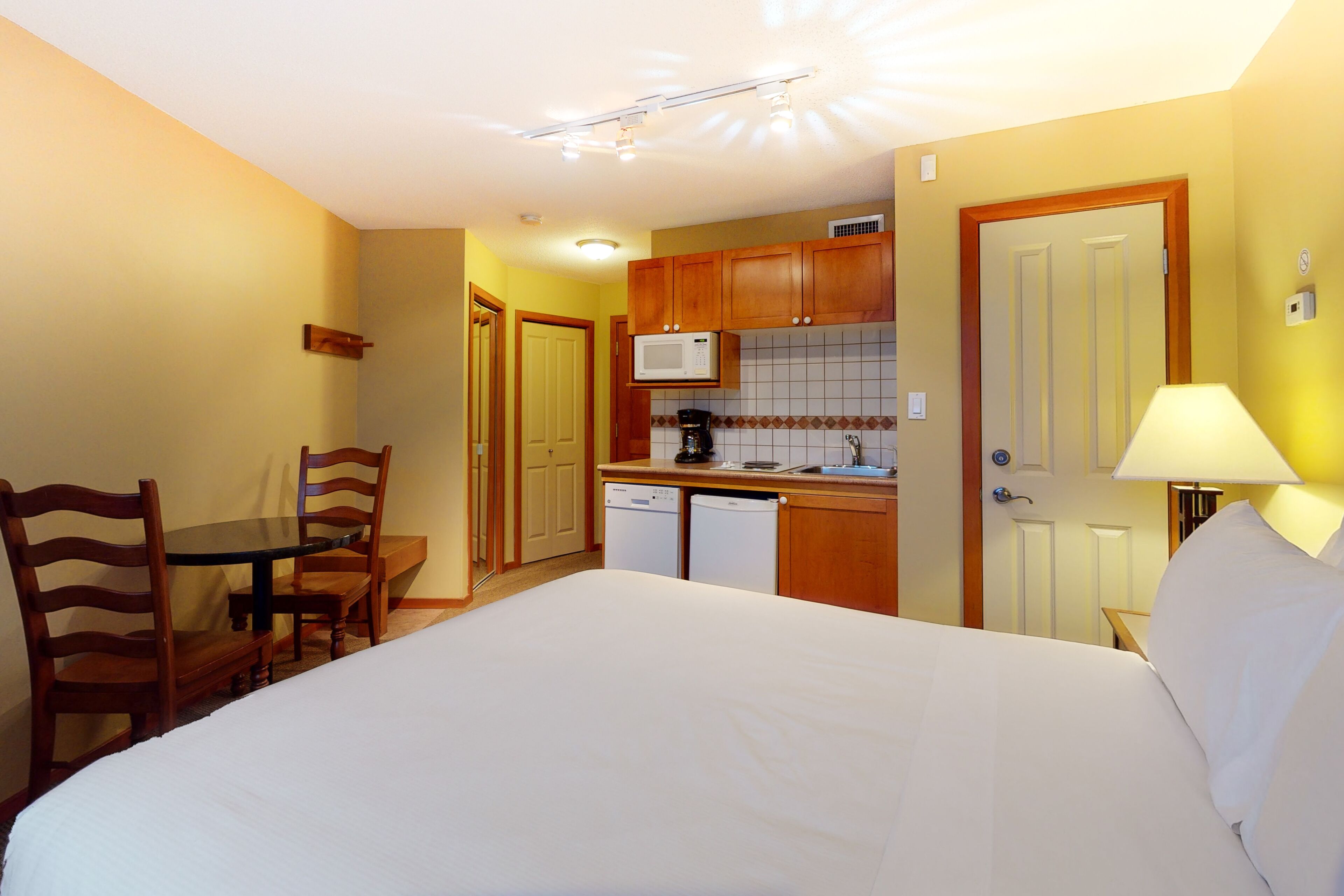 Cozy mountain studio with kitchenette, easy access to slopes & pool