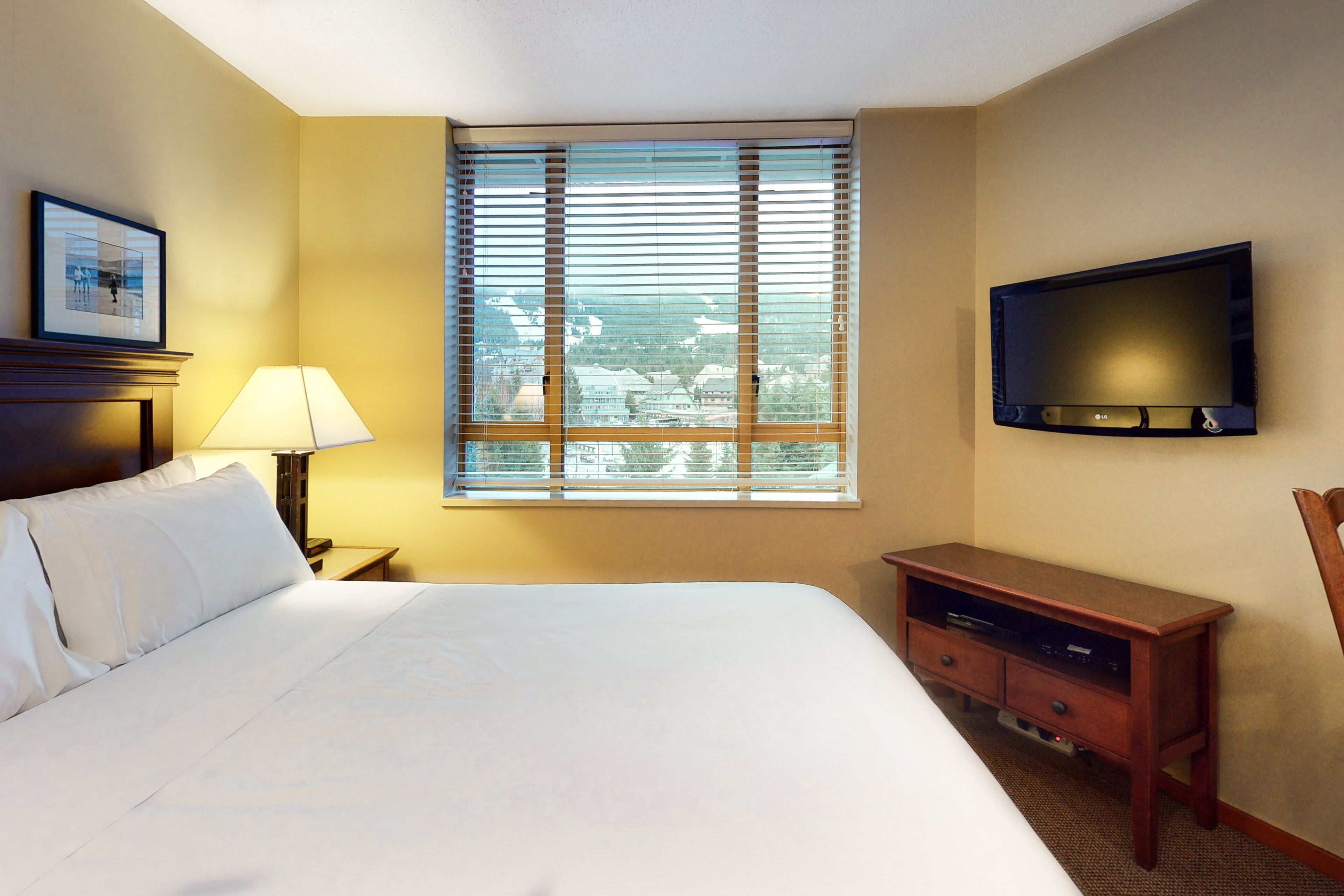 Cozy mountain studio with kitchenette, easy access to slopes & pool