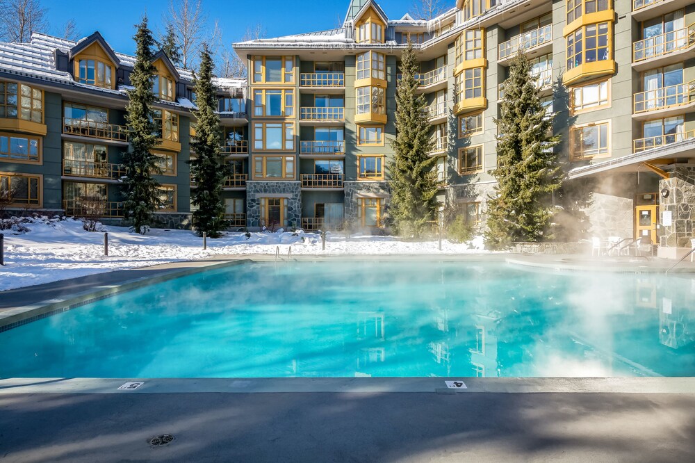 Cozy mountain studio with kitchenette, easy access to slopes & pool