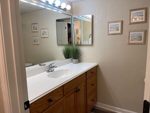 Duschwanne, Haartrockner, Handtücher, Seife