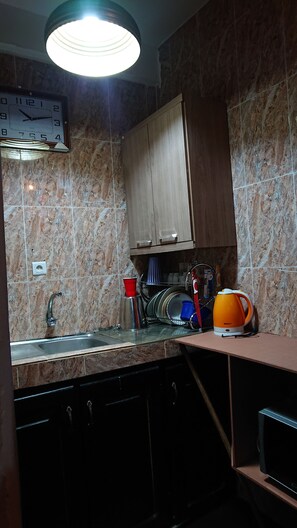 Réfrigérateur, micro-ondes, lave-vaisselle, cafetiÚre/bouilloire