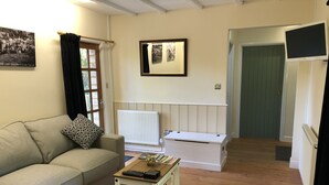 TV - Idyllic Location, Stunning Views, Relax & Refresh in Peace & Comfort (Llandysul)